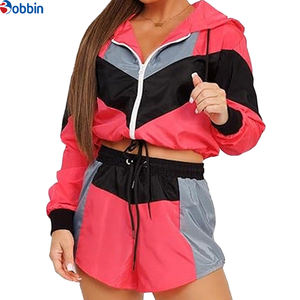 Ensemble coupe-vent court pour femme – Survêtement personnalisé en nylon avec sweat à capuche zippé et short – Ensemble de survêtement coupe-vent - Product Image 2