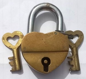 Candado de Latón con Forma de Corazón, Candado de Latón Personalizado con Acabado Pulido para Parejas, Recuerdo Romántico para Votos de Boda - Product Image 2