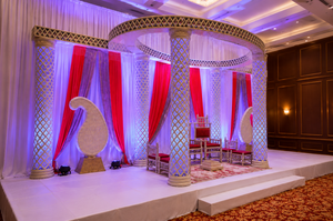 Elegante Mandap de Fibra con Cortinas Rojas y Blancas, Gracioso Mandap de Cristal para Bodas Jain - Product Image 2