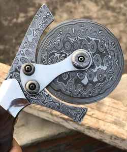 มีดตัดพิซซ่าเกรดอุตสาหกรรมพรีเมียม OEM แบบเลื่อนได้ ด้ามไม้ ทำมือ รูปทรงขวานไวกิ้ง ตัดพิซซ่าได้คมกริบ ผลิตด้วยมือ - Product Image 2