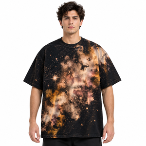 เสื้อยืดพิมพ์ลายกาแล็กซี่สำหรับผู้ชายพร้อมเอฟเฟกต์เมฆอวกาศแบบนามธรรมและพื้นหลังสีดำทรงโอเวอร์ไซส์ - Product Image 1