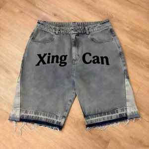 Shorts en jean déchirés pour hommes, style streetwear, avec appliques brodées personnalisées, ourlet brut, effet usé et délavé à l'acide - Product Image 3