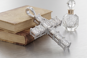 Colgante de Cruz con Diamantes Cultivados en Laboratorio con Corte Esmeralda, Joyería Religiosa, Regalo para Hombres y Mujeres - Product Image 3
