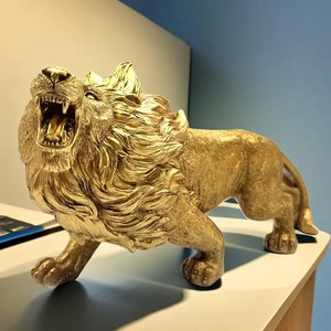 Figura de León Dorado sobre Base Rectangular, Decoración para Mesa, Adorno para el Hogar, Escultura de León Resistente para el Hogar - Product Image 2