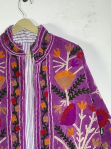 Chaqueta Suzani de Terciopelo Morado • Bordado Floral Rosa Rojo • Abrigo Estilo Bohemio Gitano • Chaqueta Artesanal para Festivales - Product Image 5