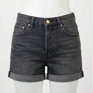 Shorts de Mezclilla Premium para Mujer, Diseño Desgastado y Roto, Estilo Boyfriend, con Logotipo en la Cintura - Product Image 1