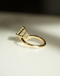 Bague en diamant de laboratoire Asscher en or jaune 14 carats avec diamant certifié IGI et clarté VVS pour femmes - Product Image 3
