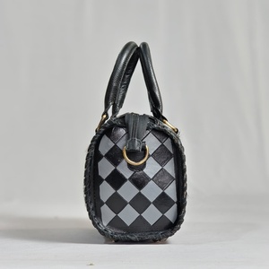 Bolso de Cuero Hecho a Mano de Lujo con Patrón de Diamantes y Panel de Piel de Vaca en Color Negro y Gris - Product Image 3