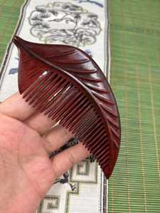 Peigne en bois de santal avec gravure de feuille, peigne à dents larges pour massage capillaire, artisanat naturel - Product Image 1