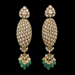 Juego de pendientes tradicionales de diseño intrincado indio Polki Droplet, elaborados en oro de 18 quilates con detalles de esmeralda en forma de pera, producto personalizable. - Product Image 1