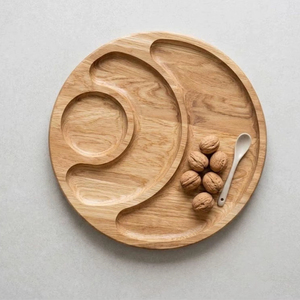 Plateau rond en bois unique, idéal pour la présentation de salades, de fruits secs et pour la présentation de plats de style café. - Product Image 1
