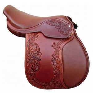 Silla de montar inglesa de doma clásica de cuero marrón con grabado floral, asiento profundo y rodillas de gamuza, para entrenamiento y competición. - Product Image 1