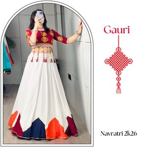 Tenue de mariage traditionnelle moderne en rayonne et coton, imprimée numériquement, style Navratri Chaniya Choli, avec broderies multi-fils, appliques miroir et pompons faits main - Product Image 2