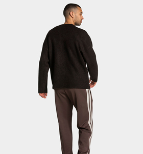 Stylish sweatshirt crafted from breathable fabric, offering warmth flexibility, and a sleek look for everyday streetwear fashion - Product Image 5