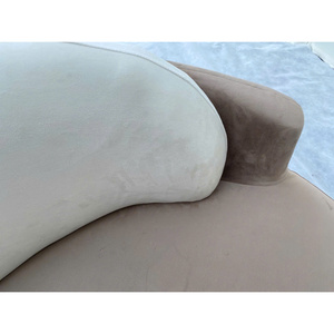 Sofá de Terciopelo de Tres Plazas en Forma de Media Luna con Relleno de Espuma de Alta Densidad Resistente a la Decoloración para Estudio o Sala de Exposiciones - Product Image 4