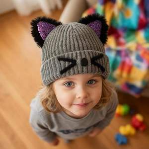 Bonnet d'hiver tricoté RTS avec pompon en vraie fourrure, broderie motif mignon pour femme, 100% polyester, idéal plage et voyage, vente en gros usine - Product Image 3