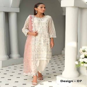 Robes Panjabi pakistanaises brodées en mousseline de soie pour femmes sur des costumes trois pièces en mousseline de soie Designers pakistanais par Wijdan Vol MEHRAB - Product Image 4