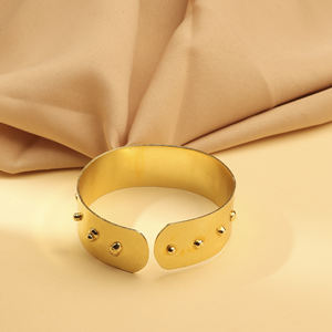 Brazalete Geométrico Ancho Clásico Minimalista Hecho a Mano con Tachuelas de Latón Chapado en Oro Mate - Product Image 3