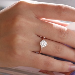 Anillo de compromiso de diamante de laboratorio redondo brillante de 1.5 ct con certificación IGI al por mayor, estilo vintage de oro rosa de 14K con engaste Milgrain - Product Image 1