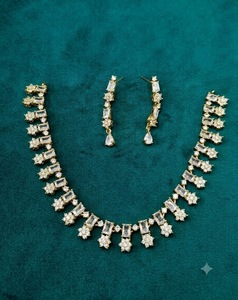 Parure Collier Ras-du-Cou et Boucles d'Oreilles Longues Pendantes en Pierre AD Taille Baguette Scintillante – Bijoux Élégants pour Mariage et Réception – Mode Féminine - Product Image 5