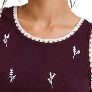Camiseta sin mangas acanalada para mujer, color burdeos y blanco, bordada, informal, de verano, ajustada, de algodón elástico, personalizada, OEM. - Product Image 5