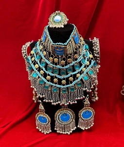 สร้อยคอแบบโชคเกอร์สไตล์ชนเผ่าอัฟกันโบราณ ประดับด้วยหินแก้วหลากสีและงานโลหะประณีต พร้อมจี้กระดิ่งขนาดเล็ก - Product Image 1