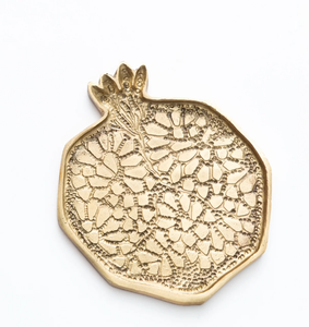 Posavasos de latón hecho a mano con una figura de tigre entre una fina vegetación sobre metal texturizado, disponible a precios de mayorista. - Product Image 3