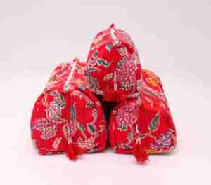 Pochette de toilette et cosmétique portable, grande capacité, écologique, en coton matelassé à fleurs, faite à la main - Product Image 1