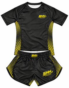 Conjunto de Entrenamiento de Muay Thai Personalizado en Negro y Amarillo para Hombre, Camiseta de Manga Corta de Alto Rendimiento con Pantalones Cortos de Combate, Uniforme Deportivo de Kickboxing y Boxeo - Product Image 1