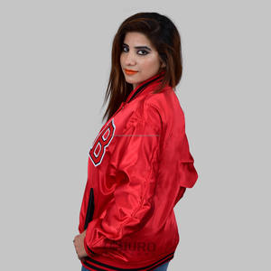 Chaqueta de satén personalizada con tarifa de fábrica, chaqueta universitaria deportiva con tiras de colores, chaqueta bordada con letras de tela satinada para hombre - Product Image 6