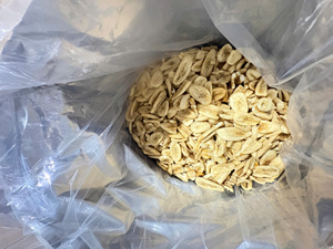Vietnam factory Vacuum Fried Banana Chips Custom Brand Tropical Fruit Snack Crispy Vacuum Fried Banana Chips Fruit Chips food - Product Image 1