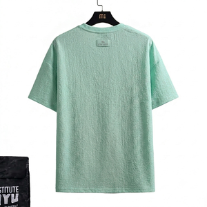 เสื้อยืดผู้ชายสีเขียวพาสเทล ผ้าระบายอากาศดี พิมพ์ลายทางสีเทาที่อก แขนสั้น สไตล์ลำลอง ทรงหลวม แฟชั่นฤดูร้อน - Product Image 2