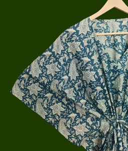 Robe Kaftan Midi Artisanale Exquise à Motifs Floraux Bleus pour Femme, Imprimé Sanganeri Intricat, Col en V, 100% Coton - Product Image 3
