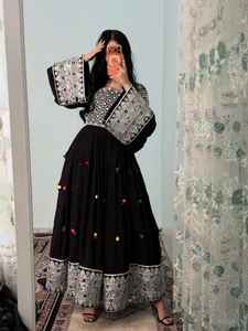 Terciopelo Hermoso en Color Azul con Diseño Dorado, MOQ Bajo, Proveedor Directo de Fábrica de Vestidos Tradicionales - Product Image 2