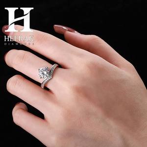 แหวนหมั้นเพชรทรงวีทอง 14K - เครื่องประดับเพชรเม็ดเดี่ยวที่สวยงามทั้งแบบเพาะเลี้ยงในห้องปฏิบัติการและแบบธรรมชาติ - Product Image 3
