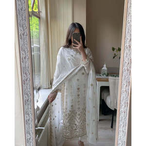 Conjunto Elegante de Top y Pantalones Blancos de Fiesta para Mujer con Dupatta de Valam Fashion Designer - Product Image 6