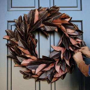Couronne de magnolias moderne avec des feuilles épaisses et densément superposées, brillantes, bicolores, marron foncé et cuivre doré - Product Image 2