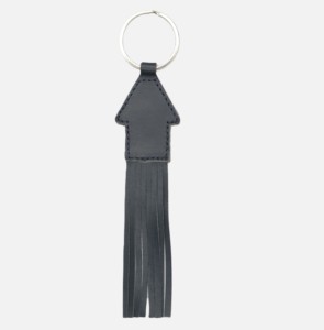 Porte-clés personnalisés en forme de maison de haute qualité, pendentif en cuir durable, cadeau en gros avec franges et finition en cuir véritable - Product Image 1