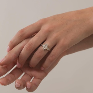 Bagues de fiançailles en diamant de laboratoire taille marquise avec baguettes latérales de 2-4 mm, sangle conique, sertissage en canal, or massif 14 carats, prix d'usine - Product Image 2