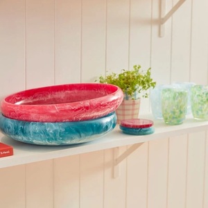 Bol à salade moderne en résine marbrée rouge et rose, fait main, poli, écologique, empilable, compatible lave-vaisselle, vaisselle de service pour fêtes - Product Image 3