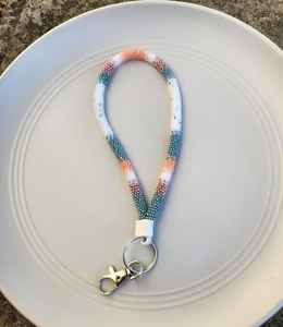 Collar de identificación con cuentas estilo bohemio para mujer, porta credenciales para el trabajo y eventos, al mejor precio. - Product Image 1