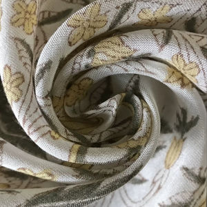 Tela de algodón estampada a mano – Diseño floral y de enredaderas estilo Mughal |   Textiles Indios de Mostaza y Oliva - Product Image 1