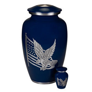 Urne funéraire en aluminium bleu avec drapeau américain et motif d'aigle gravés, incluant une mini urne souvenir assortie - Product Image 5
