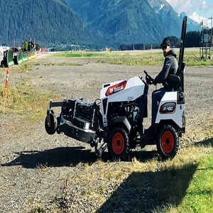 Tracteur utilitaire puissant Bobcat AT450, conçu pour les tâches agricoles lourdes, avec de fortes performances et une maniabilité aisée - Product Image 3