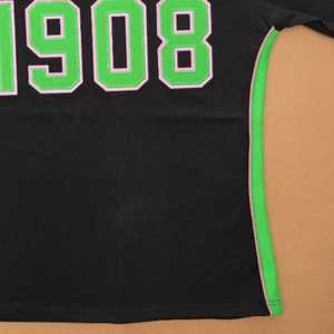 Chemise noire de qualité supérieure pour femme, imprimé lettres grecques, bordure verte et rose, col rond, haut décontracté de qualité supérieure pour sororité, 1908 - Product Image 6