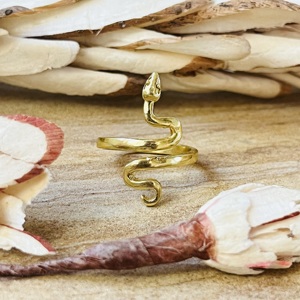 Anillo de Serpiente de Alta Demanda, Anillo Gótico de Latón para Mujer, Chapado en Oro de 18k, Joyería Minimalista con Diseño de Animal, Anillo de Serpiente Vintage al por Mayor - Product Image 1