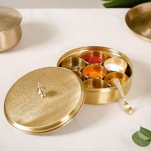 Boîte à épices en laiton à prix abordable avec support – Rangement de cuisine pour Masala Dani Dabba et herbes aromatiques - Product Image 1