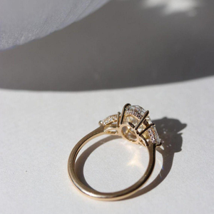 Anillo de compromiso ovalado con circonita cúbica solitaria y piedras laterales en forma de pera, halo oculto, oro macizo de 10K, engaste de garra, anillo de boda, regalo de aniversario - Product Image 4