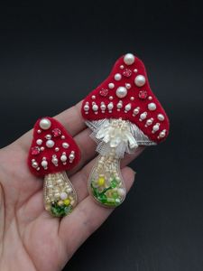Broche de Lujo con Bordado Artesanal y Cuentas, con Bordado de Cuentas Cosido a Mano Único - Product Image 1