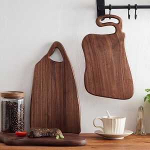 Planche à charcuterie en noyer, planche de service en bois avec poignée, ensemble cadeau de planche à charcuterie, planche de service rustique, cadeaux pour la maison - Product Image 2